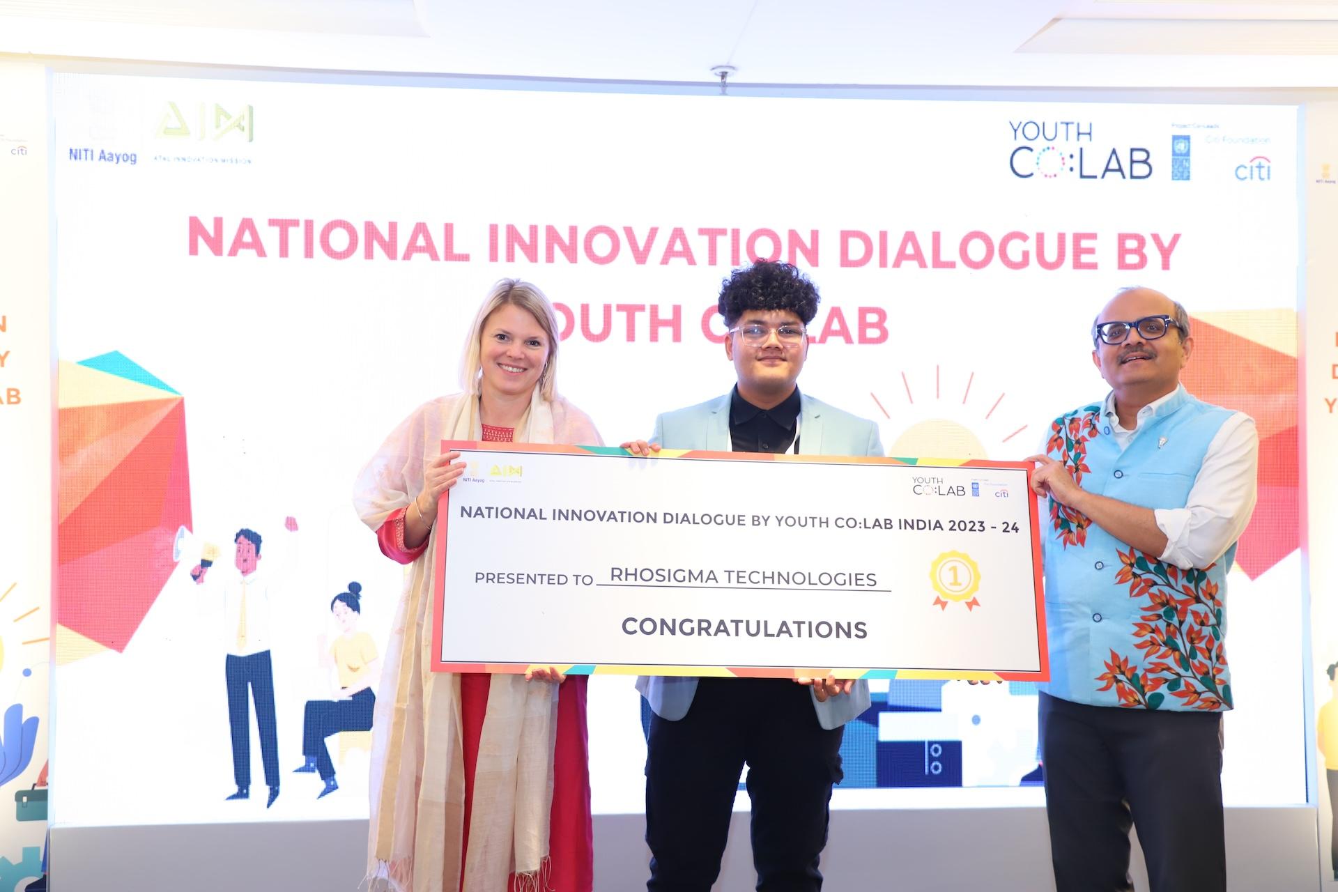 Prerit Rathi receiving recognition at the National Innovation Dialogue